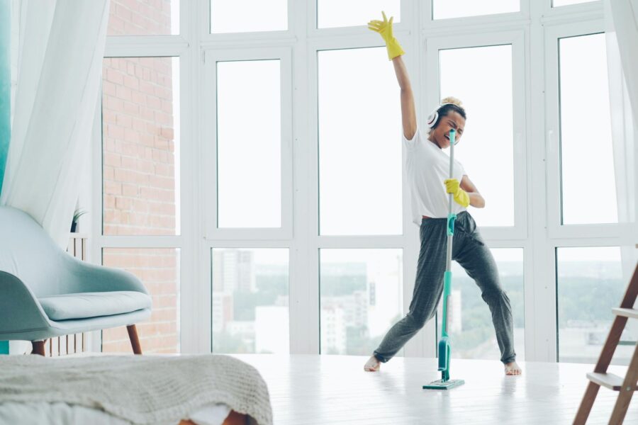 Mujer cantando mientras limpia