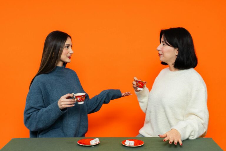 Dos mujeres tomando café