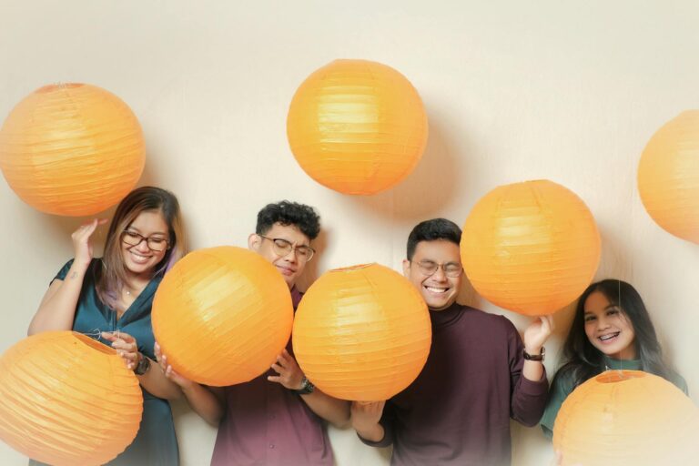 Grupo de personas con globos