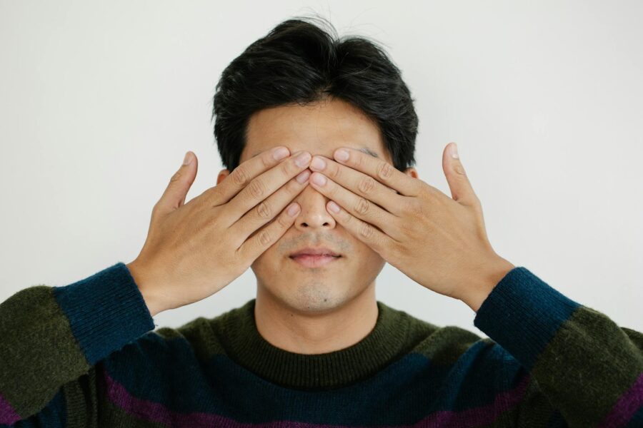 Hombre tapándose los ojos