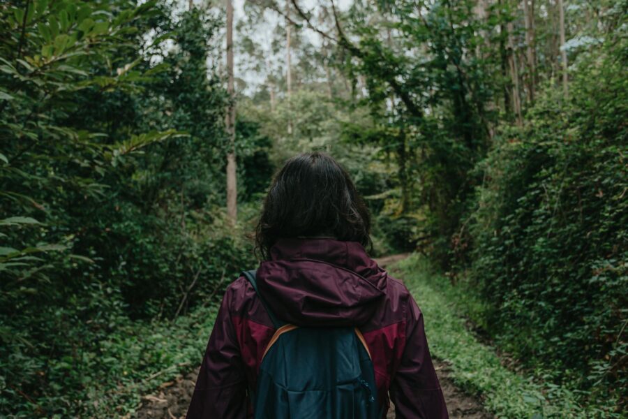 Mujer caminando en el bosque