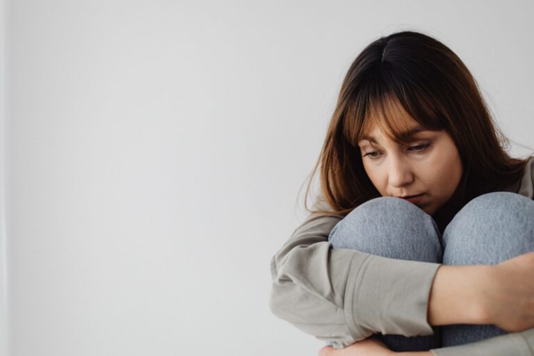 Mujer triste y pensativa