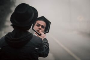Hombre mirándose al espejo