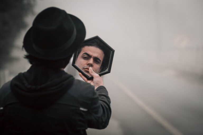 Hombre mirándose al espejo