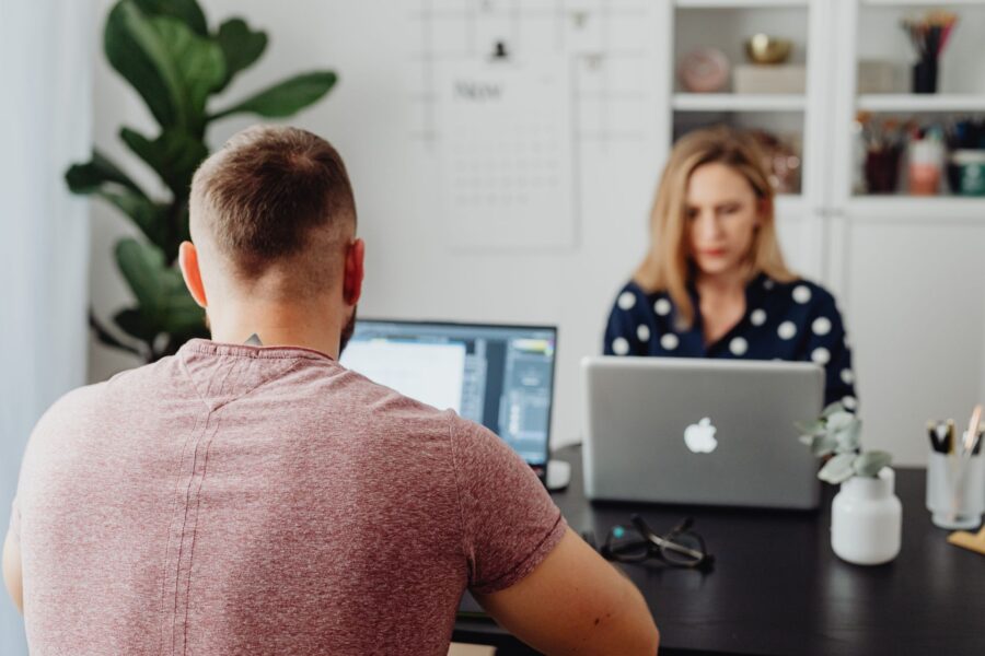 Mujer y hombre trabajando